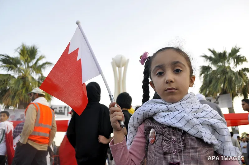 Bahraini anti-government protesters march towards Pearl Square in Manama on February 22, 2011. Tens of thousands of supporters of Bahrain's Shiite-led opposition poured into a Manama square calling for the government's d...