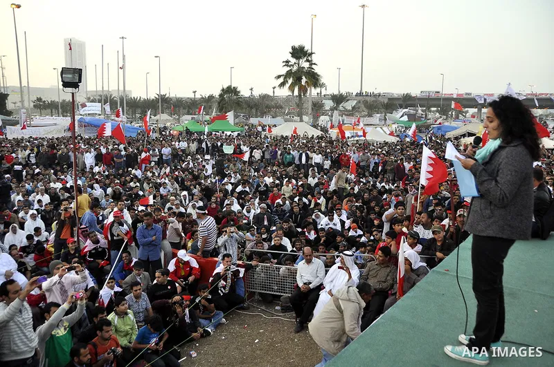 Bahraini anti-government protesters march towards Pearl Square in Manama on February 22, 2011. Tens of thousands of supporters of Bahrain's Shiite-led opposition poured into a Manama square calling for the government's d...