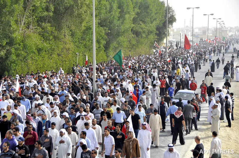 Bahraini anti-government protesters march towards Pearl Square in Manama on February 22, 2011. Tens of thousands of supporters of Bahrain's Shiite-led opposition poured into a Manama square calling for the government's d...