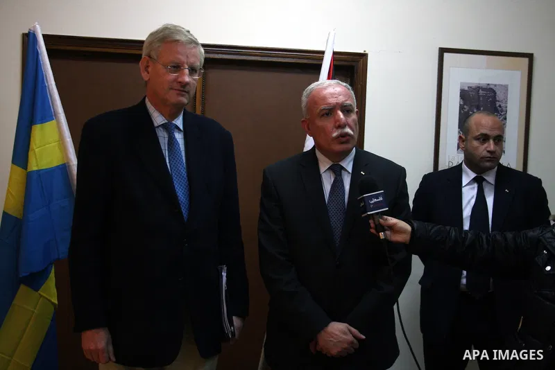 Palestinian Foreign Minister, Riyad al-Malki and Swedish Foreign Affairs Minister, Carl Bildt speaks to media after their meeting at the Palestinian Authority headquarters in the West Bank city of Ramallah on February 28...