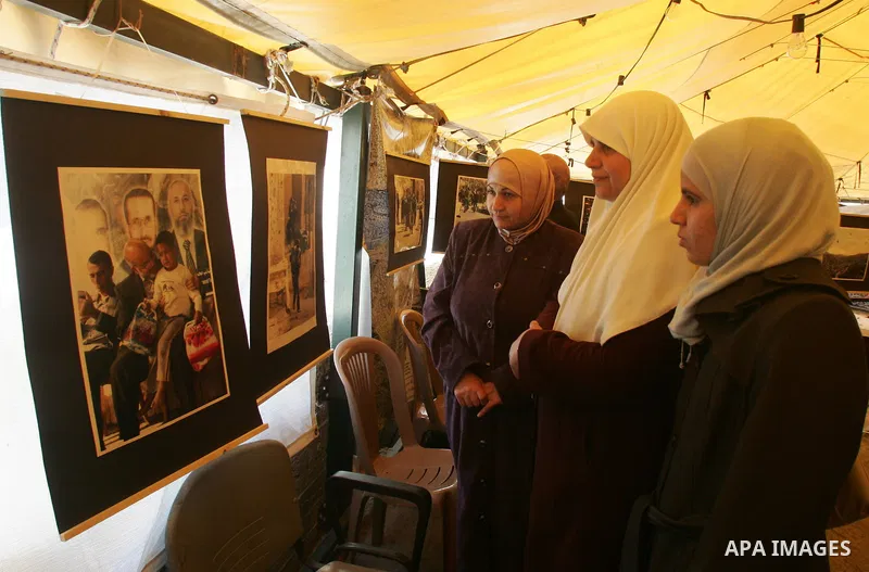 Palestinians participate in photos exhibition in Jerusalem's neighborhood of Silwan on March 3,2011. Photo by Mahfouz Abu Turk