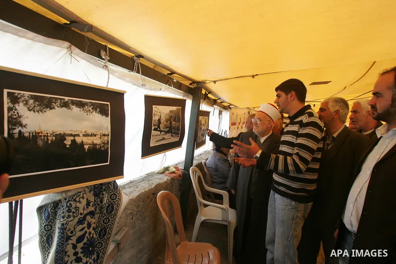 Palestinians participate in photos exhibition in Jerusalem's neighborhood of Silwan on March 3,2011. Photo by Mahfouz Abu Turk