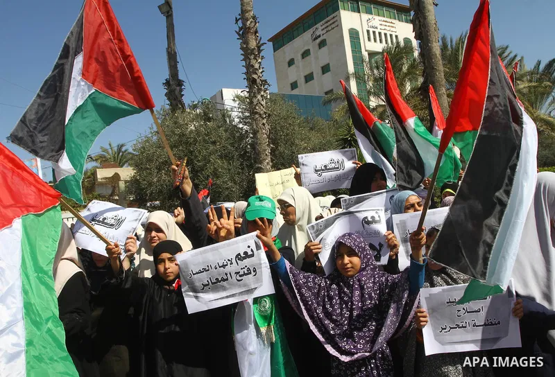Palestinian Hamas supporters attend a Hamas rally in Gaza city, which called for an end to Palestinian divisions, March 4, 2011. Photo by Ashraf Amra