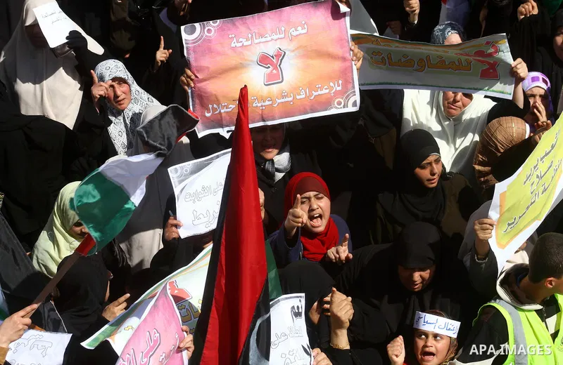 Palestinian Hamas supporters attend a Hamas rally in Gaza city, which called for an end to Palestinian divisions, March 4, 2011. Photo by Ashraf Amra