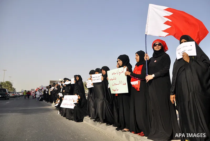 Bahraini anti-government protesters form a human chain Saturday, March 5, 2011, stretching about seven kilometers (four miles) around Manama, Bahrain, from the country's main Fateh Mosque to the Pearl roundabout. Organiz...