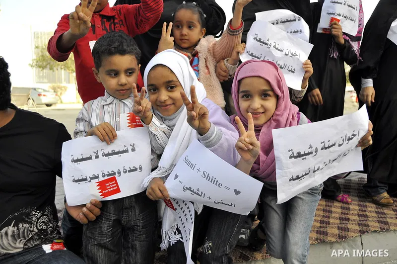 Bahraini anti-government protesters form a human chain Saturday, March 5, 2011, stretching about seven kilometers (four miles) around Manama, Bahrain, from the country's main Fateh Mosque to the Pearl roundabout. Organiz...