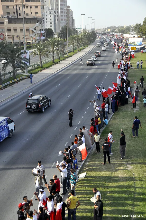 Bahraini anti-government protesters form a human chain Saturday, March 5, 2011, stretching about seven kilometers (four miles) around Manama, Bahrain, from the country's main Fateh Mosque to the Pearl roundabout. Organiz...