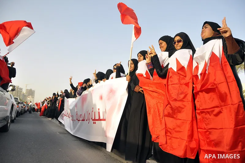 Bahraini anti-government protesters form a human chain Saturday, March 5, 2011, stretching about seven kilometers (four miles) around Manama, Bahrain, from the country's main Fateh Mosque to the Pearl roundabout. Organiz...