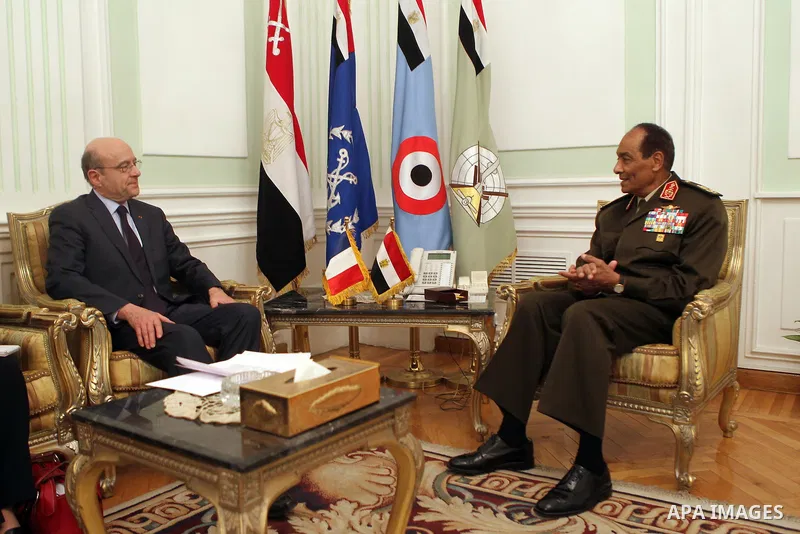 French newly appointed Foreign Minister Alain Juppe (L) meets with Field Marshal Mohammed Hussein Tantawi in Cairo on March 6, 2011 as part of a visit during which he affirmed his country's commitment to Egypt. Juppe, sp...