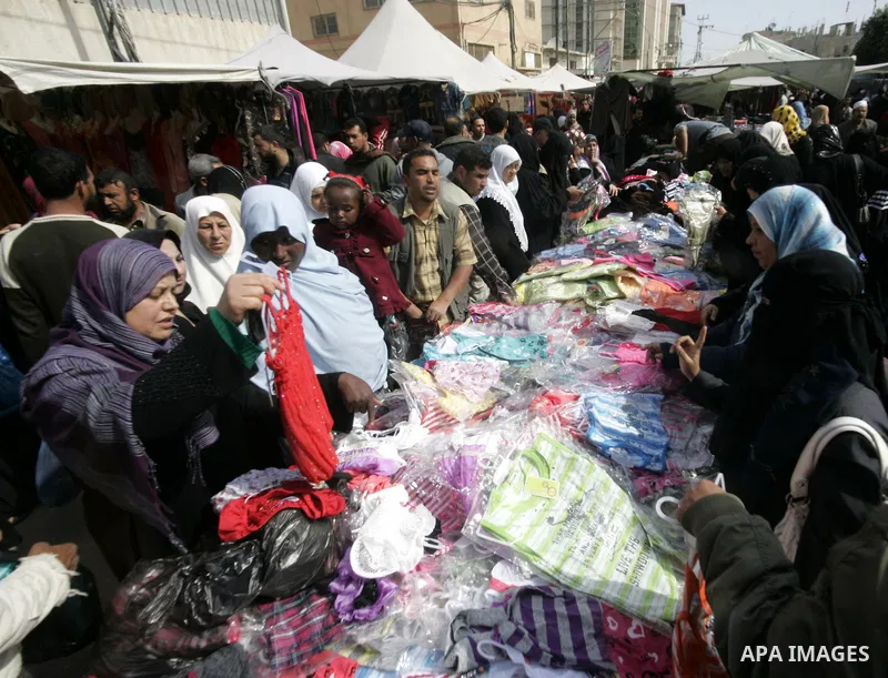 Palestinians shop at a market in Rafah refugee camp in the southern Gaza Strip on March 05, 2011. Photo by Abed Rahim Khatib