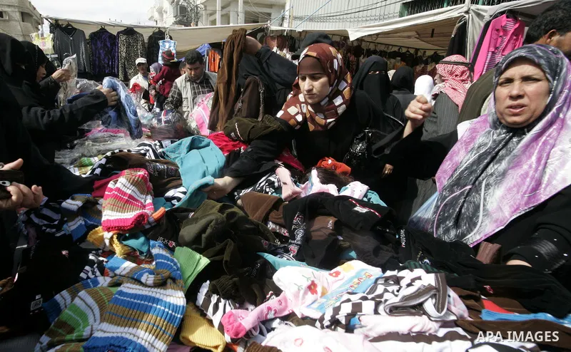 Palestinians shop at a market in Rafah refugee camp in the southern Gaza Strip on March 05, 2011. Photo by Abed Rahim Khatib