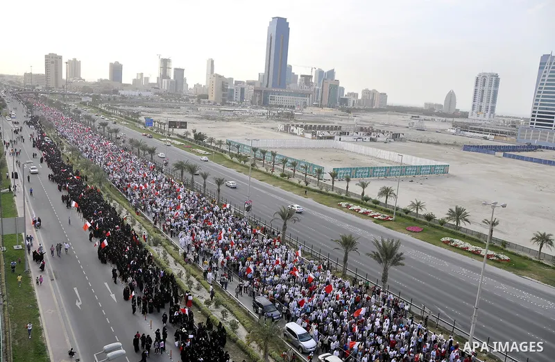 Thousands of Bahraini anti-government demonstrators chant slogans against the king on March 11, 2011 as they march toward the royal palace in Manama where a group of pro-regime loyalists waited with clubs, swords and met...