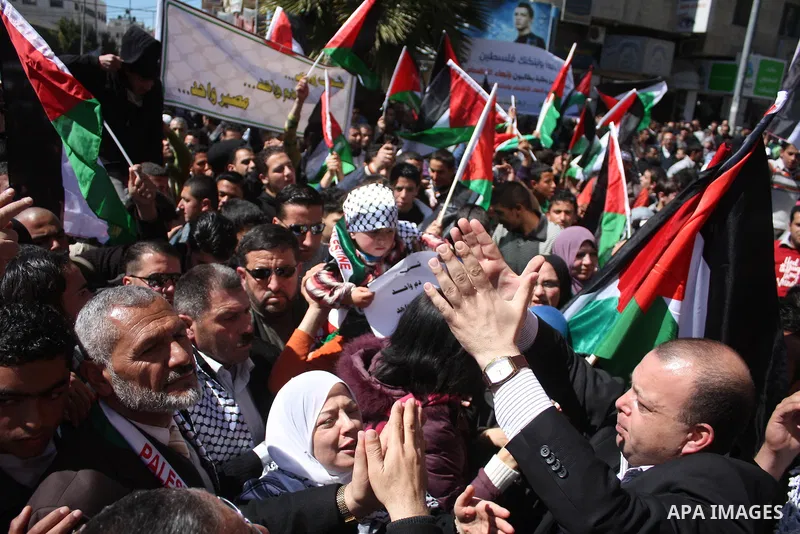 Hamas , Fatah parliamentary lawmakers and Palestinian demonstrators take part in a protest calling for Palestinian political unity between Gaza's Hamas rulers and the Fatah-dominated Palestinian Authority which rules fro...