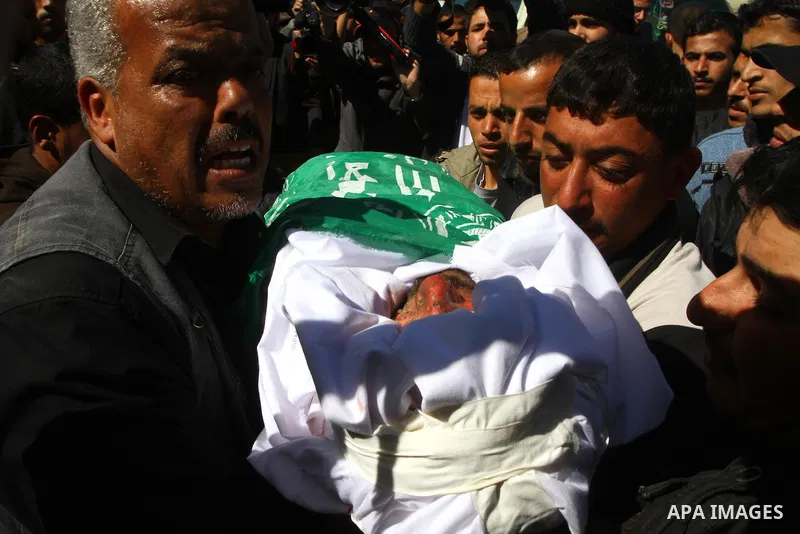 Palestinian Hamas members carry the body of Hamas militant Adnan Eshtewi after he was killed with other another militant in an Israeli warplane strike against a Hamas training camp, during his funeral in al Zaitun area i...
