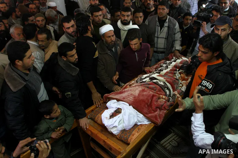 Palestinian Hamas members carry the body of Hamas militant Adnan Eshtewi after he was killed with other another militant in an Israeli warplane strike against a Hamas training camp, during his funeral in al Zaitun area i...