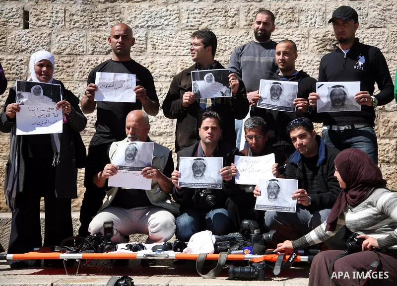 Sit-in organized by the journalists in the Damascus Gate in East Jerusalem in order to stop the ongoing attacks against jounalists in many areas in Palestine and other countries on16 March 2011.Photo by Sliman Khader.