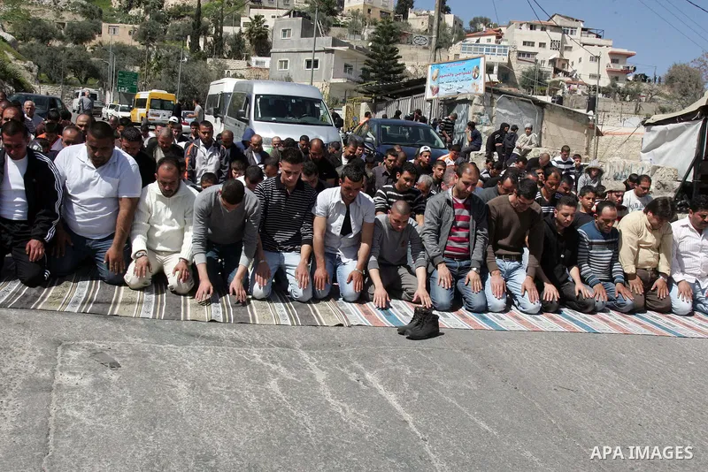 Palestinian demonstrators attend Friday prayers at the protest tent in Jerusalem's neighbourhood of silwan on March 18, 2011. Photo by Mahfouz Abu Turk