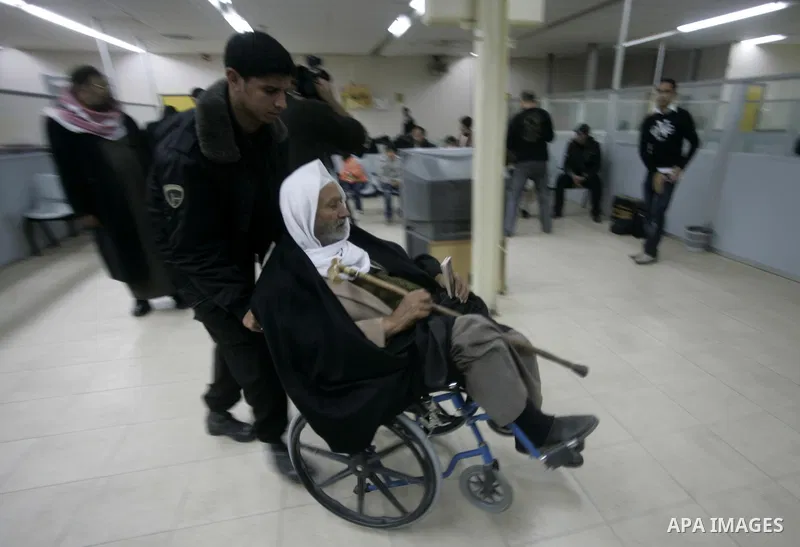 Palestinians arrive at their side of the Rafah border crossing with Egypt in the southern Gaza Strip on March 21, 2011 after some 44 Palestinians struggled to flee the violent rebellion against Libyan leader Moamer Kadha...