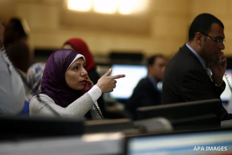 Egyptians work at trading room of the Egyptian stock market in Cairo, Egypt, 23 March 2011. Egypt's benchmark EGX 30 index fell by around 8.9 per cent on 23 March 2011, on the bourse's first day of trading since January...