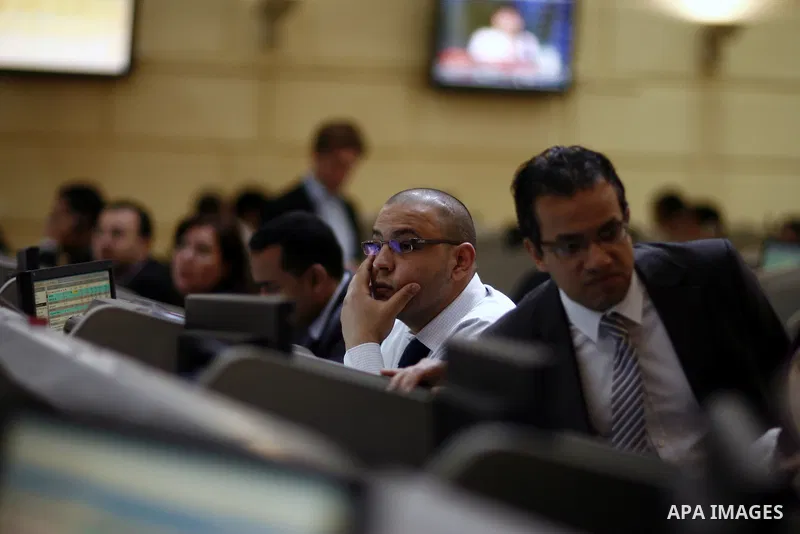 Egyptians work at trading room of the Egyptian stock market in Cairo, Egypt, 23 March 2011. Egypt's benchmark EGX 30 index fell by around 8.9 per cent on 23 March 2011, on the bourse's first day of trading since January...