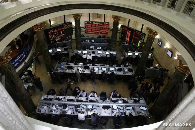 Egyptians work at trading room of the Egyptian stock market in Cairo, Egypt, 23 March 2011. Egypt's benchmark EGX 30 index fell by around 8.9 per cent on 23 March 2011, on the bourse's first day of trading since January...