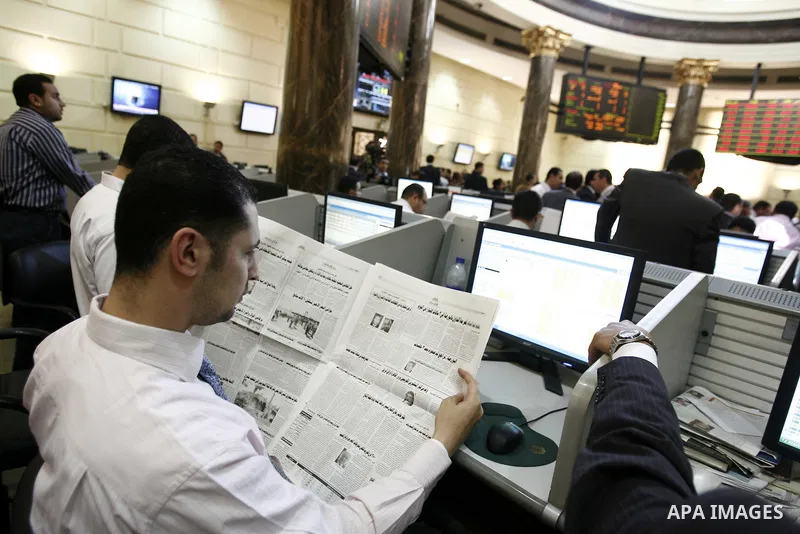 Egyptians work at trading room of the Egyptian stock market in Cairo, Egypt, 23 March 2011. Egypt's benchmark EGX 30 index fell by around 8.9 per cent on 23 March 2011, on the bourse's first day of trading since January...