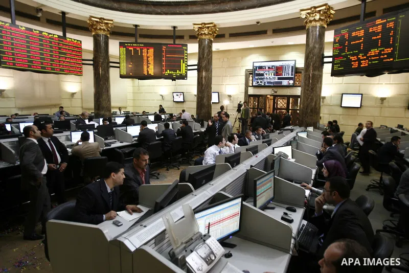 Egyptians work at trading room of the Egyptian stock market in Cairo, Egypt, 23 March 2011. Egypt's benchmark EGX 30 index fell by around 8.9 per cent on 23 March 2011, on the bourse's first day of trading since January...