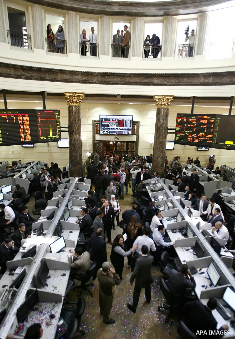 Egyptians work at trading room of the Egyptian stock market in Cairo, Egypt, 23 March 2011. Egypt's benchmark EGX 30 index fell by around 8.9 per cent on 23 March 2011, on the bourse's first day of trading since January...