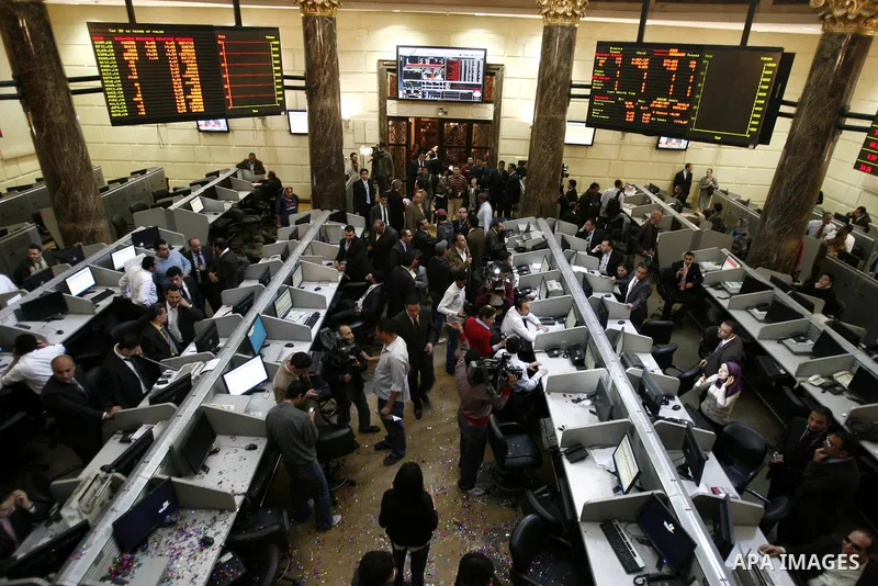Egyptians work at trading room of the Egyptian stock market in Cairo, Egypt, 23 March 2011. Egypt's benchmark EGX 30 index fell by around 8.9 per cent on 23 March 2011, on the bourse's first day of trading since January...