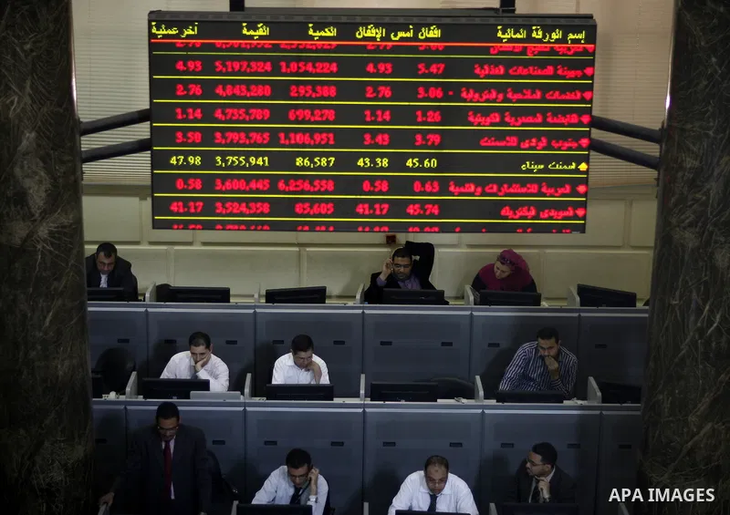 Egyptians work at trading room of the Egyptian stock market in Cairo, Egypt, 23 March 2011. Egypt's benchmark EGX 30 index fell by around 8.9 per cent on 23 March 2011, on the bourse's first day of trading since January...