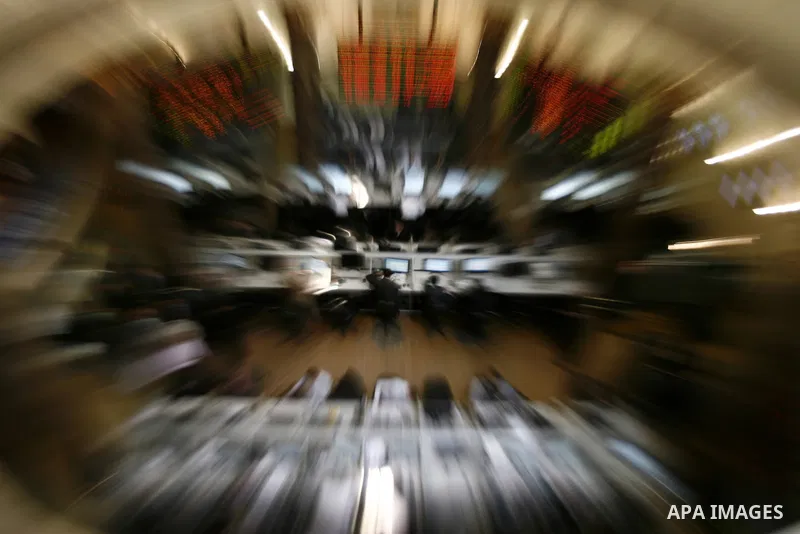 Egyptians work at trading room of the Egyptian stock market in Cairo, Egypt, 23 March 2011. Egypt's benchmark EGX 30 index fell by around 8.9 per cent on 23 March 2011, on the bourse's first day of trading since January...