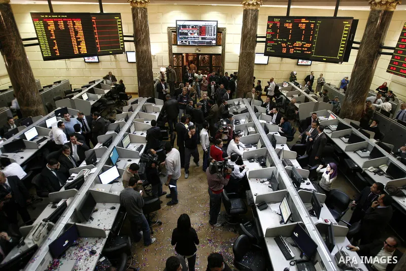 Egyptians work at trading room of the Egyptian stock market in Cairo, Egypt, 23 March 2011. Egypt's benchmark EGX 30 index fell by around 8.9 per cent on 23 March 2011, on the bourse's first day of trading since January...