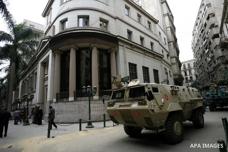 Egyptians work at trading room of the Egyptian stock market in Cairo, Egypt, 23 March 2011. Egypt's benchmark EGX 30 index fell by around 8.9 per cent on 23 March 2011, on the bourse's first day of trading since January...