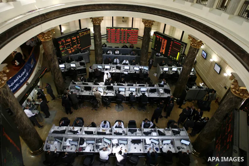 Egyptians work at trading room of the Egyptian stock market in Cairo, Egypt, 23 March 2011. Egypt's benchmark EGX 30 index fell by around 8.9 per cent on 23 March 2011, on the bourse's first day of trading since January...