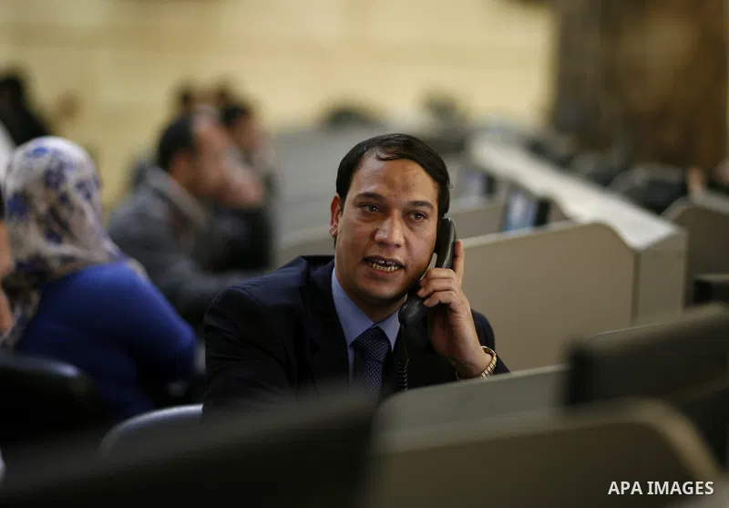 Egyptians work at trading room of the Egyptian stock market in Cairo, Egypt, 23 March 2011. Egypt's benchmark EGX 30 index fell by around 8.9 per cent on 23 March 2011, on the bourse's first day of trading since January...