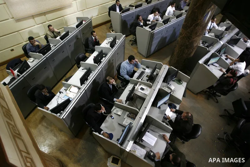 Egyptians work at trading room of the Egyptian stock market in Cairo, Egypt, 23 March 2011. Egypt's benchmark EGX 30 index fell by around 8.9 per cent on 23 March 2011, on the bourse's first day of trading since January...
