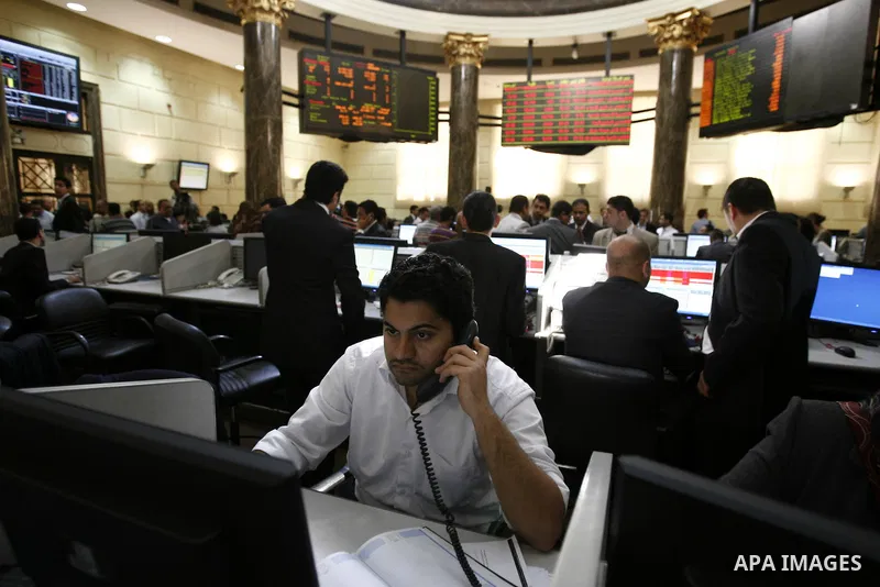 Egyptians work at trading room of the Egyptian stock market in Cairo, Egypt, 23 March 2011. Egypt's benchmark EGX 30 index fell by around 8.9 per cent on 23 March 2011, on the bourse's first day of trading since January...