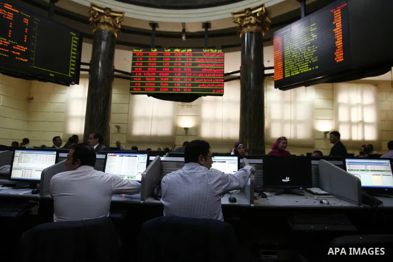 Egyptians work at trading room of the Egyptian stock market in Cairo, Egypt, 23 March 2011. Egypt's benchmark EGX 30 index fell by around 8.9 per cent on 23 March 2011, on the bourse's first day of trading since January...