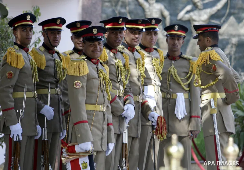 Egyptian members of the Honour guards look on as they prepare for the arrival of US Defense Secretary Robert Gates for his planned meeting with the Chairman of the Egyptian Supreme Council of Armed Forces, Mohamed Hussei...
