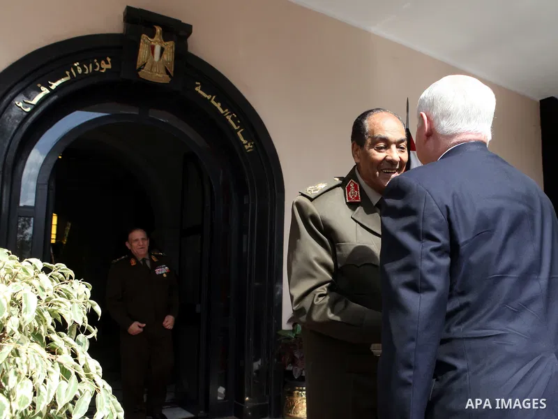 The Chairman of the Egyptian Supreme Council of Armed Forces, Mohamed Hussein Tantawi (C) welcomes US Defense Secretary Robert Gates (R) upon his arrival for their meeting at the Defense Ministry, Cairo, Egypt, 24 March...