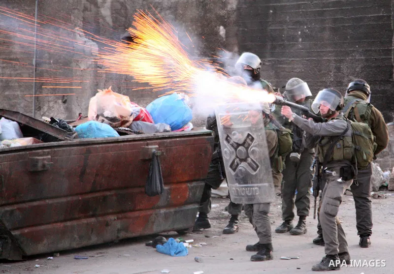 Israeli Border Police fire tear gas towards Palestinian stone throwers during a clash in the Shuafat Refugee Camp, north of Jerusalem 26 March 2011. Photo by Sliman Khader