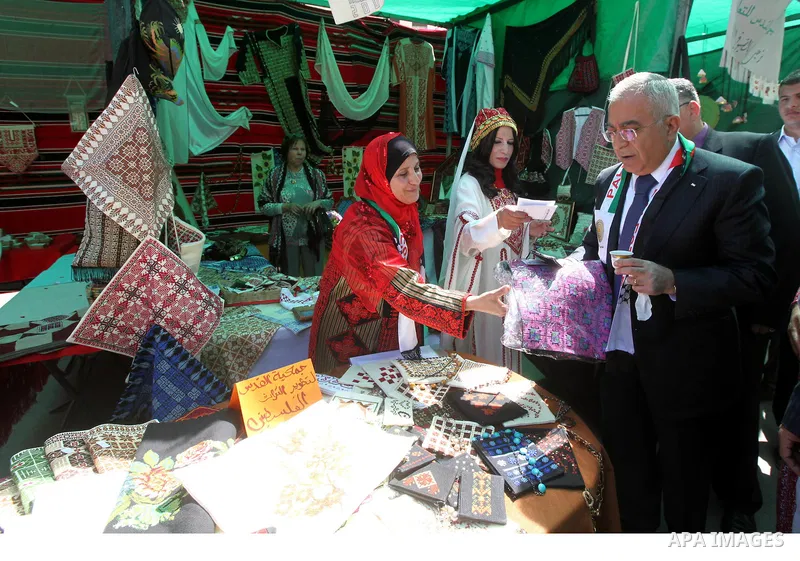 Palestinian Prime Minister salam Fayyad visits the Palestinian Heritage Week gallery, organized by the school house of knowledge and participated by a number of feminist institutions.West Bank city of Ramallah on March31...