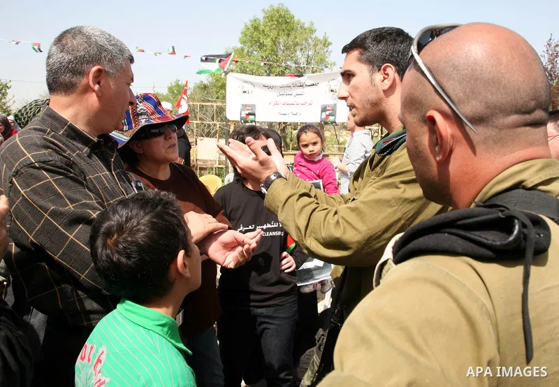 Israel soldiers prevent Sheikh Raed Salah and other Palestinians from planting olive trees in the Village of the Prophet Samuel, near Jerusalem on April 1,2011. Photo by Sliman Khader..