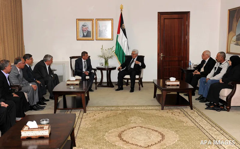 Palestinian President Mahmoud Abbas (Abu Mazen) meets with families of prisoners hunger strikers in Israeli jails west bank city of Ramallah,Abril, 02,.2011.Photo by: thaer ganaim