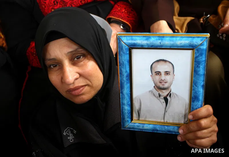 A Palestinian woman attends a protest calling for the release of Palestinian prisoners from Israeli jails , in Gaza City on April 4, 2011. About 7,500 Palestinian prisoners are held in Israeli jails. Photo by Ashraf Amra