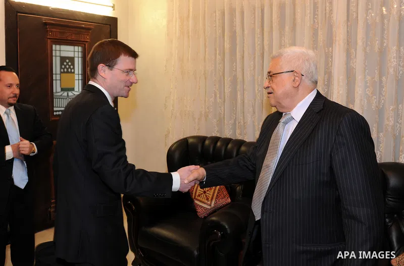 Palestinian President Mahmoud Abbas (Abu Mazen) during his meeting with Assistant U.S. envoy to the Middle East, David Hill in the Jordanian capital of Amman on April 5, 2011. Photo by Thaer Ganaim