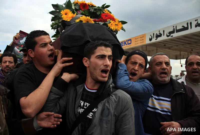 Palestinians carry the coffin of Israeli Palestinian actor, director, filmmaker and political activist Juliano Mer-Khamis, who was shot dead in the West Bank refugee camp of Jenin on Monday, during his funeral procession...