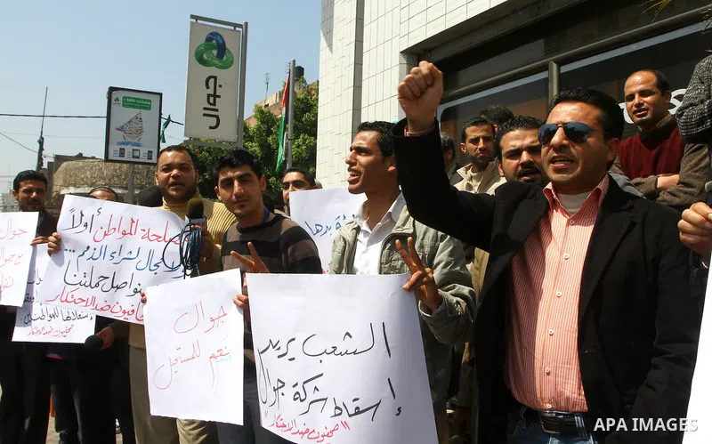 Palestinian journalists take part in a rally in front of the mobile company (jawwal) against the high prices and the bad services of the company in Gaza city on April 7,2011. Photo by Ashraf Amra