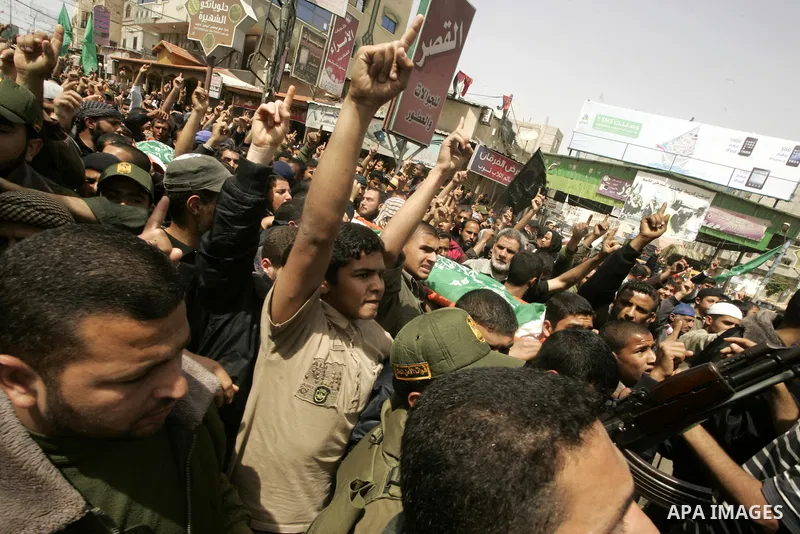 Palestinian mourners carry the bodies of Hamas militants during their funeral in Rafah in the southern Gaza Strip April 8, 2011. Israeli air strikes in the Gaza Strip killed two militants from the Islamist group Hamas an...