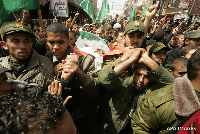 Palestinian mourners carry the bodies of Hamas militants during their funeral in Rafah in the southern Gaza Strip April 8, 2011. Israeli air strikes in the Gaza Strip killed two militants from the Islamist group Hamas an...